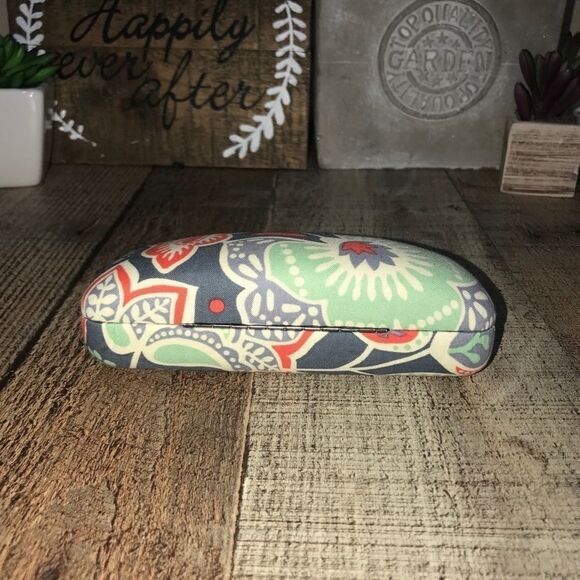 Vera Bradley Clamshell Readers Case - Picture 4 of 7